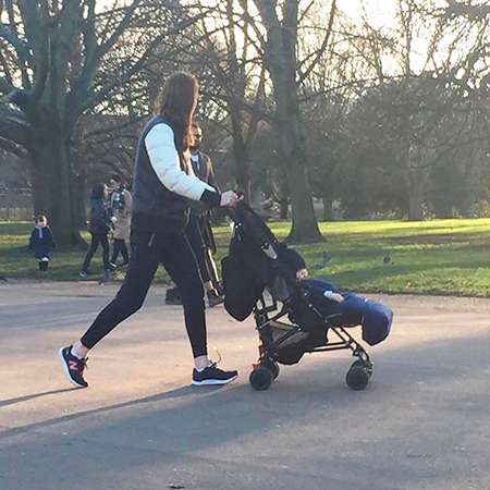 Как обычная мама: Кейт Миддлтон с принцем Луи вышла на прогулку в парк - фото 422146