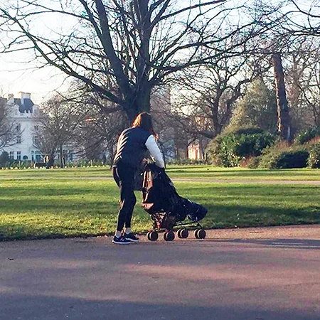 Наче звичайна мама: Кейт Міддлтон з принцом Луї вийшла на прогулянку до парку - фото 422147