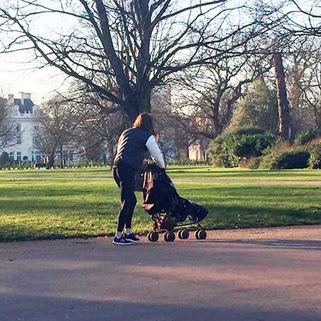 Как обычная мама: Кейт Миддлтон с принцем Луи вышла на прогулку в парк - фото 422147