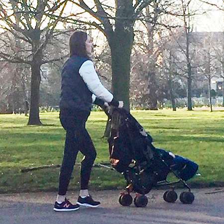 Как обычная мама: Кейт Миддлтон с принцем Луи вышла на прогулку в парк - фото 422148