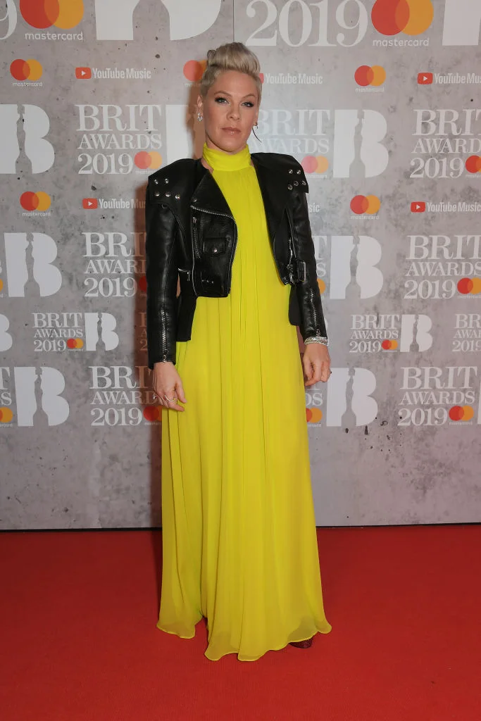 BRIT Awards 2019: победители музыкальной премии и наряды на красной дорожке - фото 422811