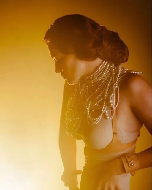 Даша Астафьева в образе актрисы 'золотого века Голливуда' завернулась в жемчужное ожерелье - фото 423864
