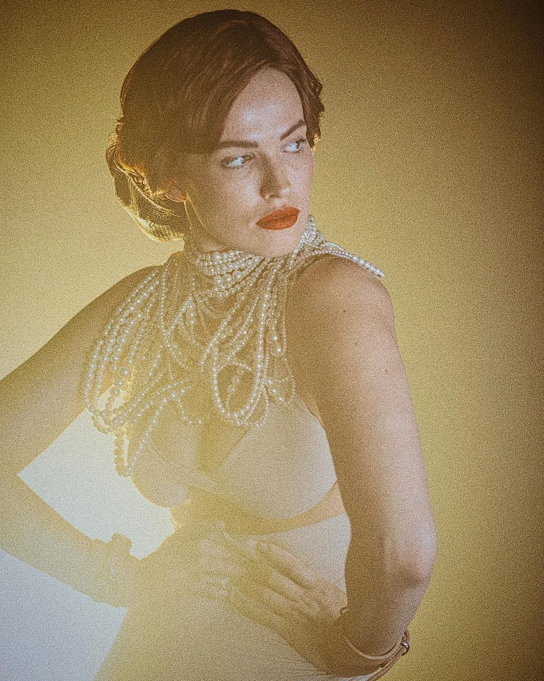 Даша Астафьева в образе актрисы 'золотого века Голливуда' завернулась в жемчужное ожерелье - фото 423866