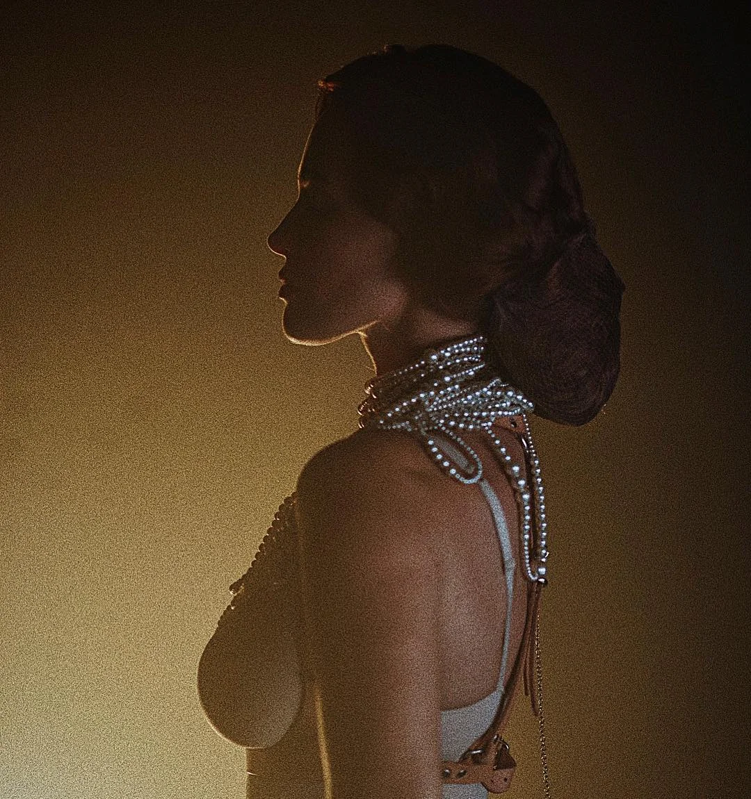 Даша Астафьева в образе актрисы 'золотого века Голливуда' завернулась в жемчужное ожерелье - фото 423867