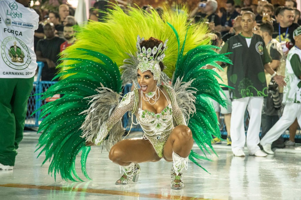 Карнавал в Рио 2019: сексуальные и зрелищные фото с колоритного действа - фото 423916