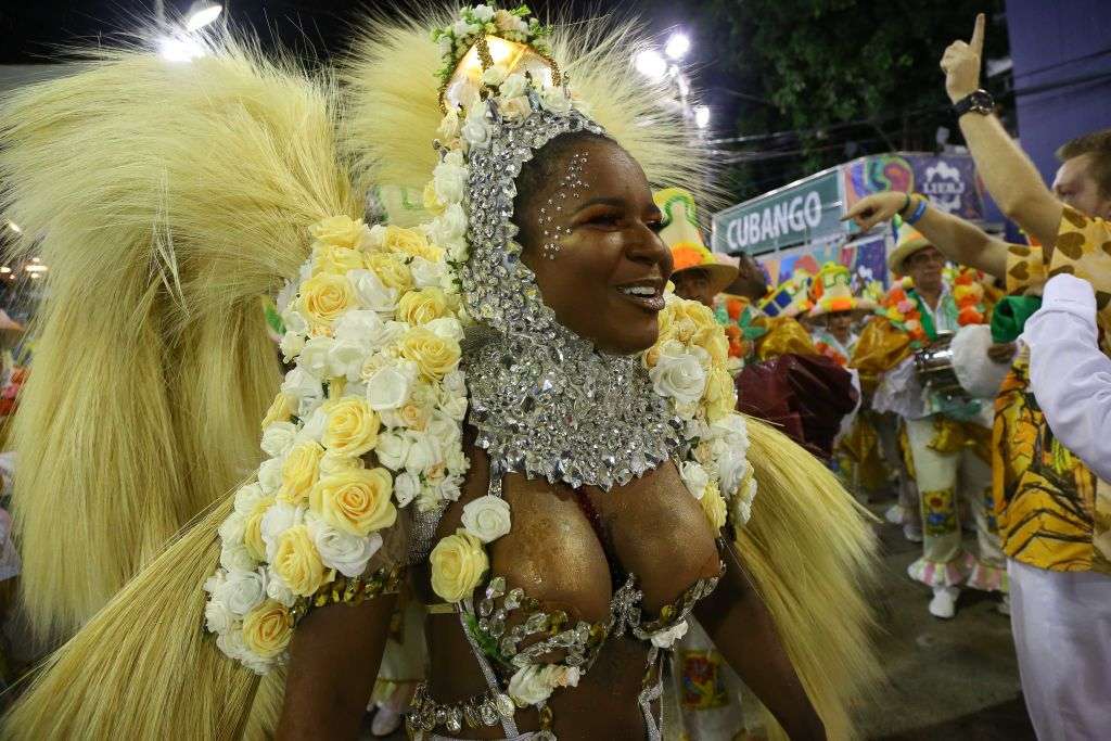 Карнавал в Рио 2019: сексуальные и зрелищные фото с колоритного действа - фото 423929