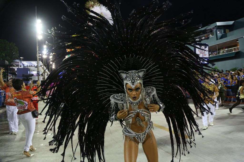 Карнавал в Рио 2019: сексуальные и зрелищные фото с колоритного действа - фото 423932