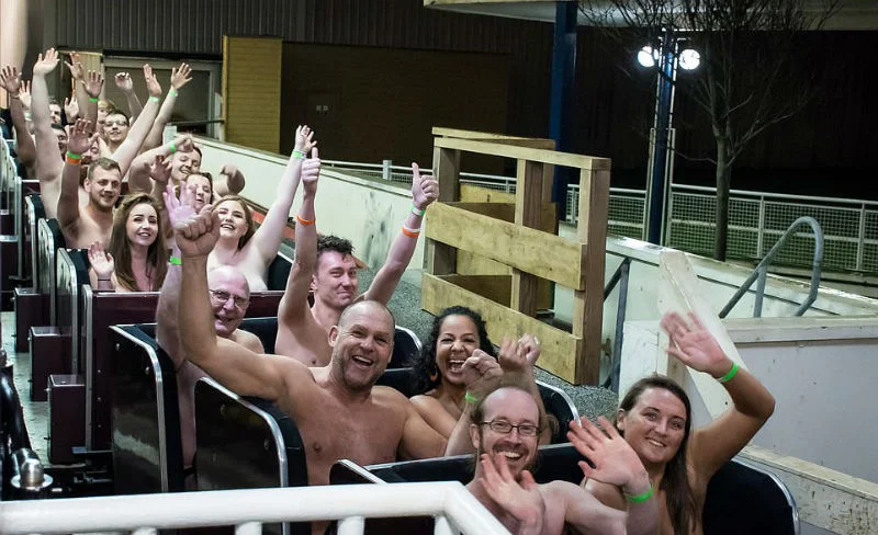 200 абсолютно голих людей покаталися на американських гірках, щоб встановити рекорд - фото 423964