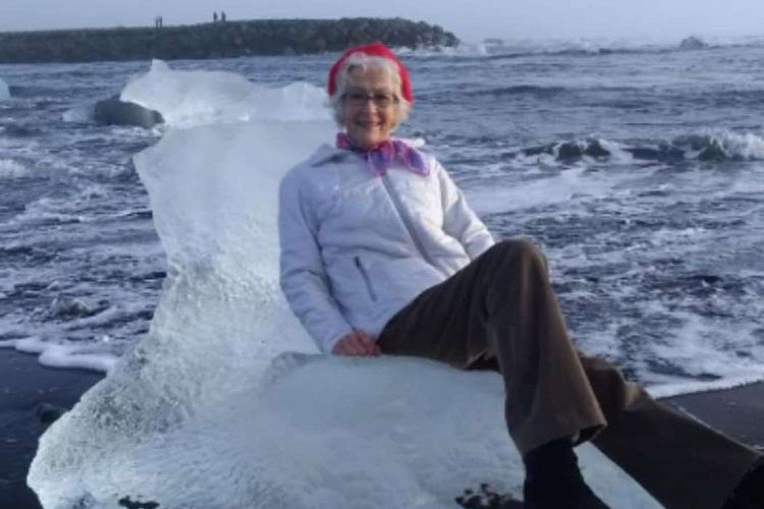 Бабушка-путешественница на ледяной глыбе в форме трона чуть не отплыла в океан - фото 424045
