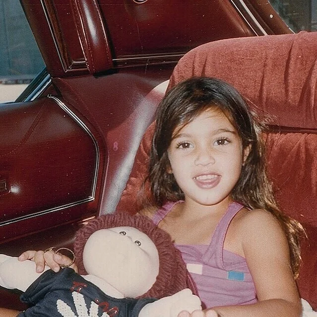 Вместо очередных ягодиц Ким Кардашьян опубликовала архивный снимок, где ей всего 6 лет - фото 424080