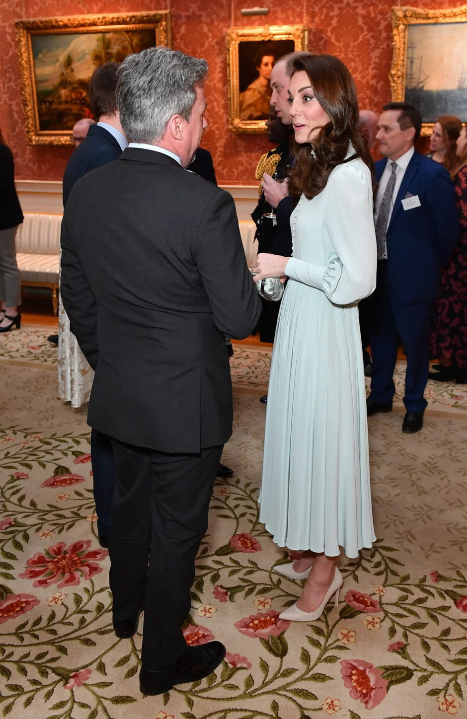 Кто кого: Меган Маркл и Кейт Миддлтон посоревновались платьями на приеме Елизаветы II - фото 424268
