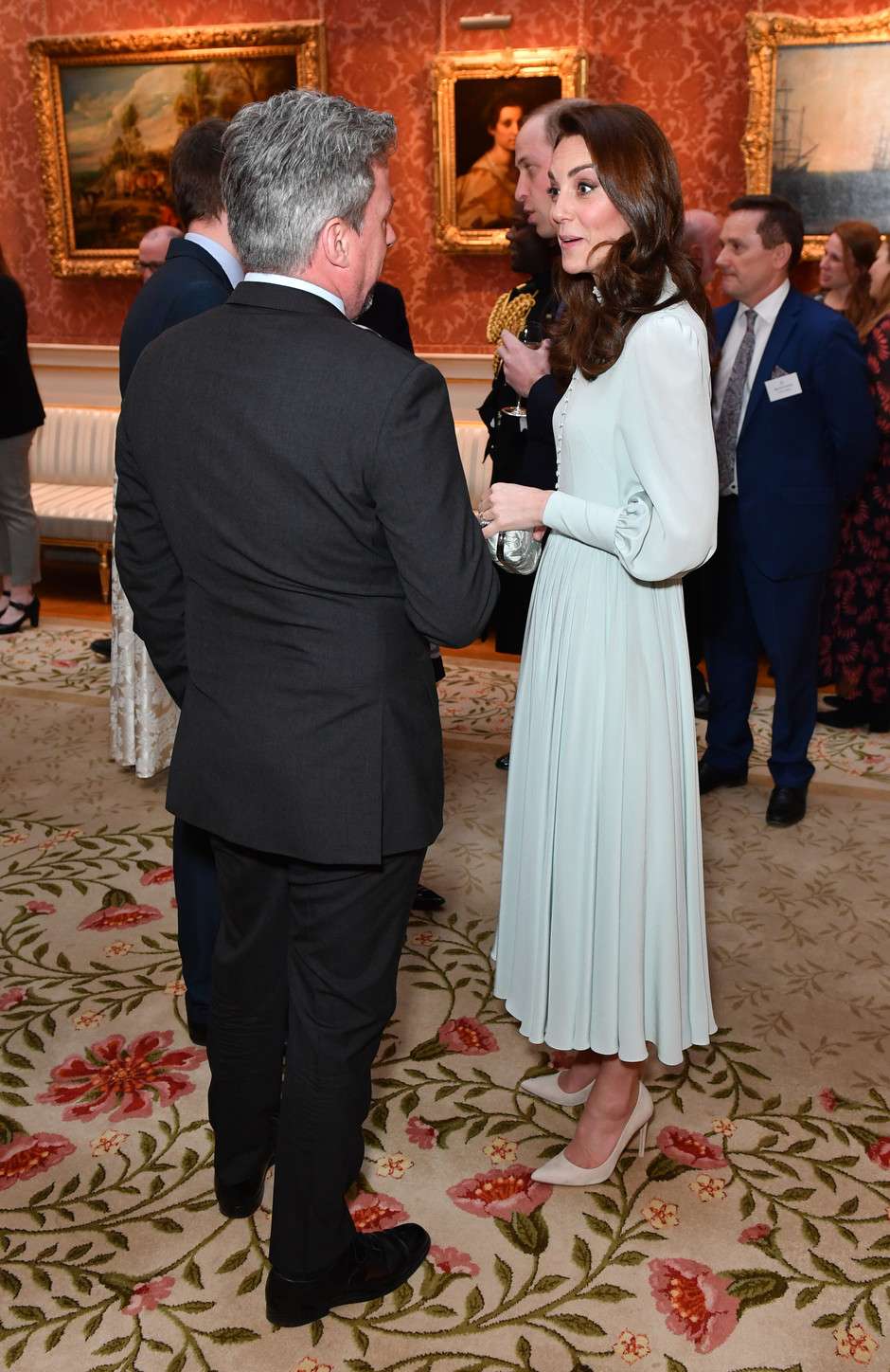 Хто кого: Меган Маркл і Кейт Міддлтон позмагалися сукнями на прийомі Єлизавети ІІ - фото 424268