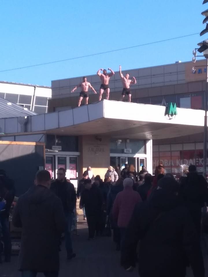 Мужчины-атлеты в трусах поздравили женщин с 8 марта на крыше столичного метро - 424580 Мужчины-атлеты в трусах поздравили женщин с 8 марта на крыше столичного метро - фото 424580