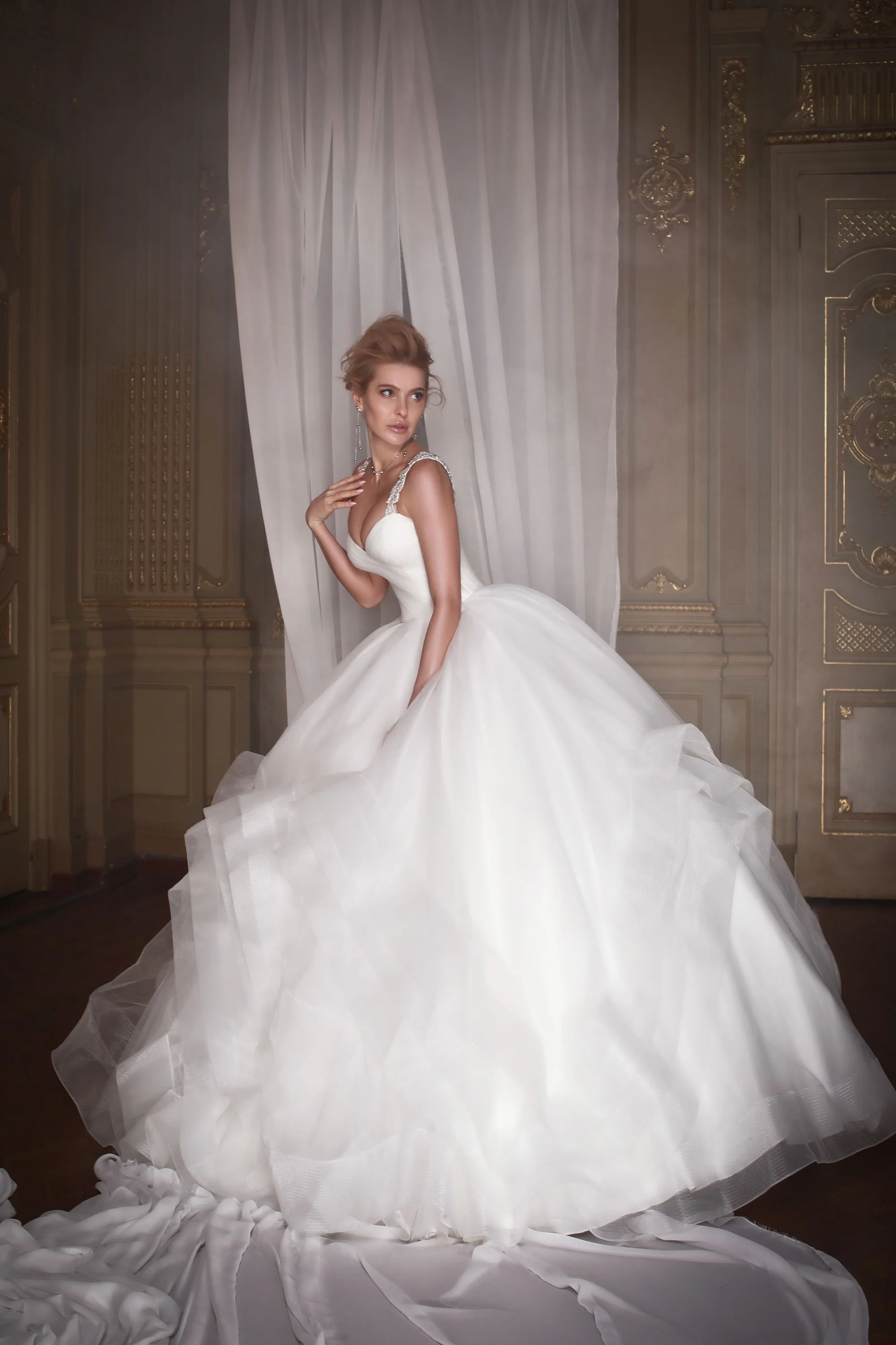 Злата Огневич и Анна Буткевич примеряли роскошные свадебные платья от Андре Тана - фото 425437