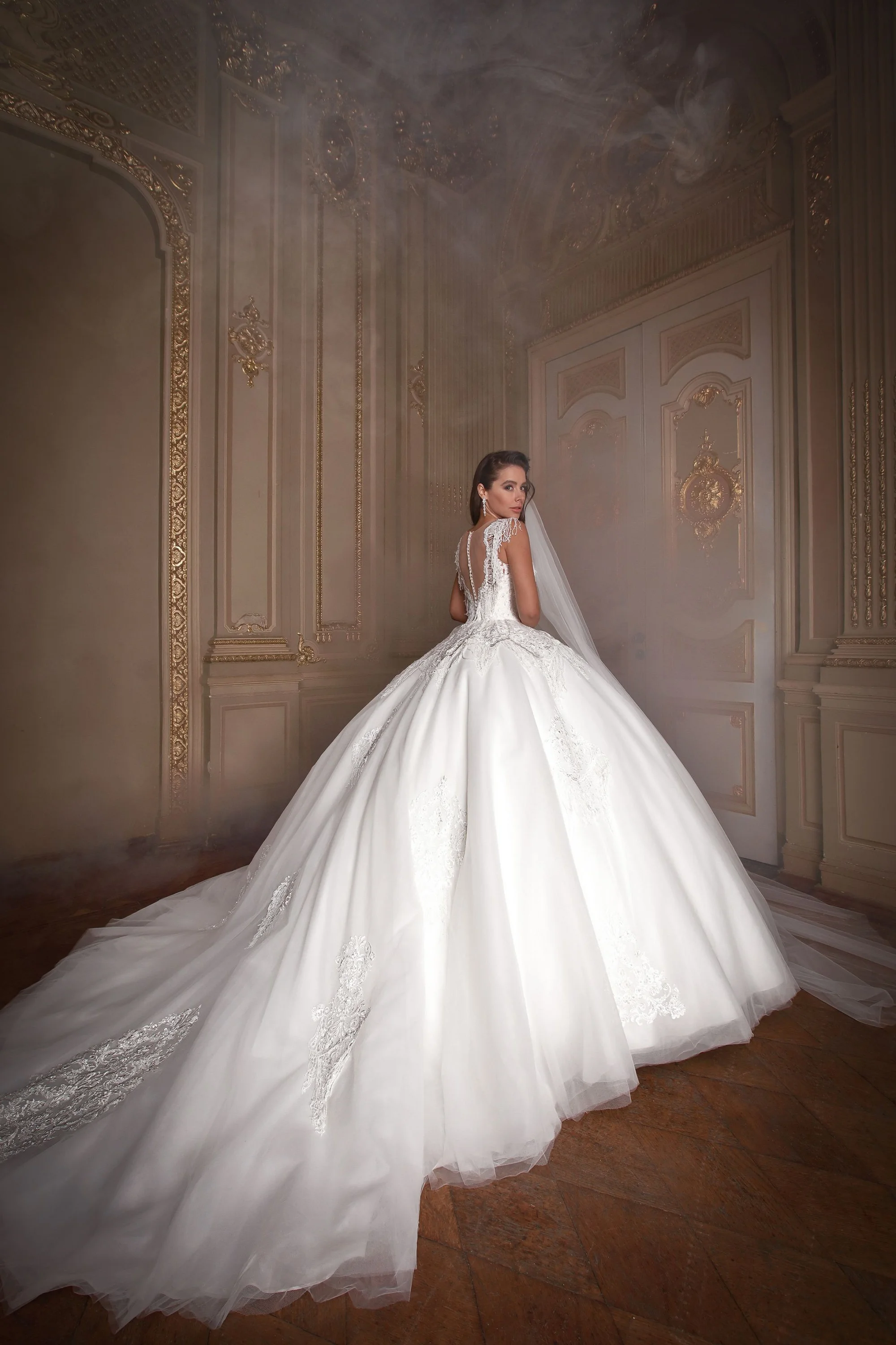 Злата Огневич и Анна Буткевич примеряли роскошные свадебные платья от Андре Тана - фото 425440
