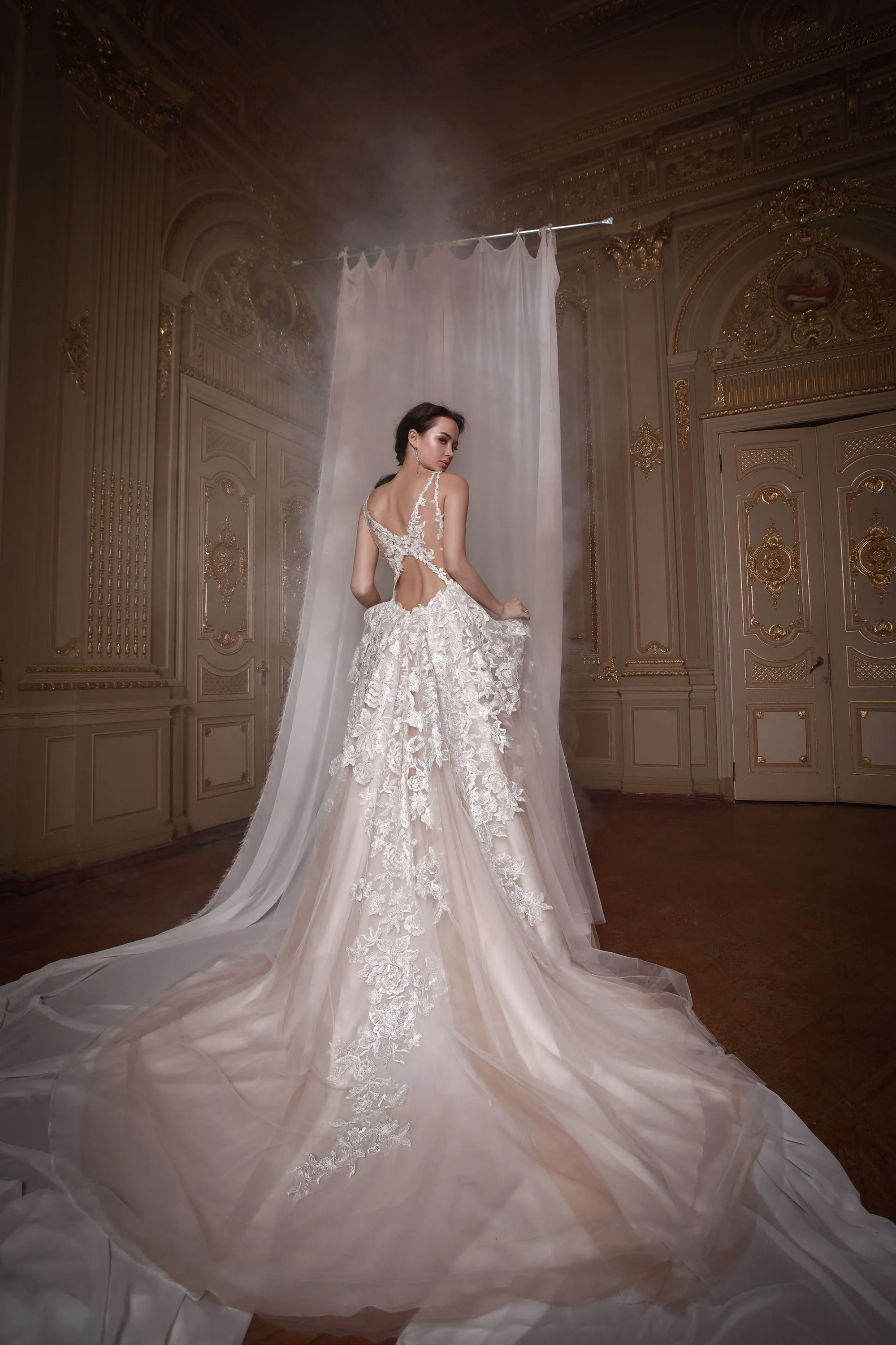 Злата Огневич и Анна Буткевич примеряли роскошные свадебные платья от Андре Тана - фото 425441