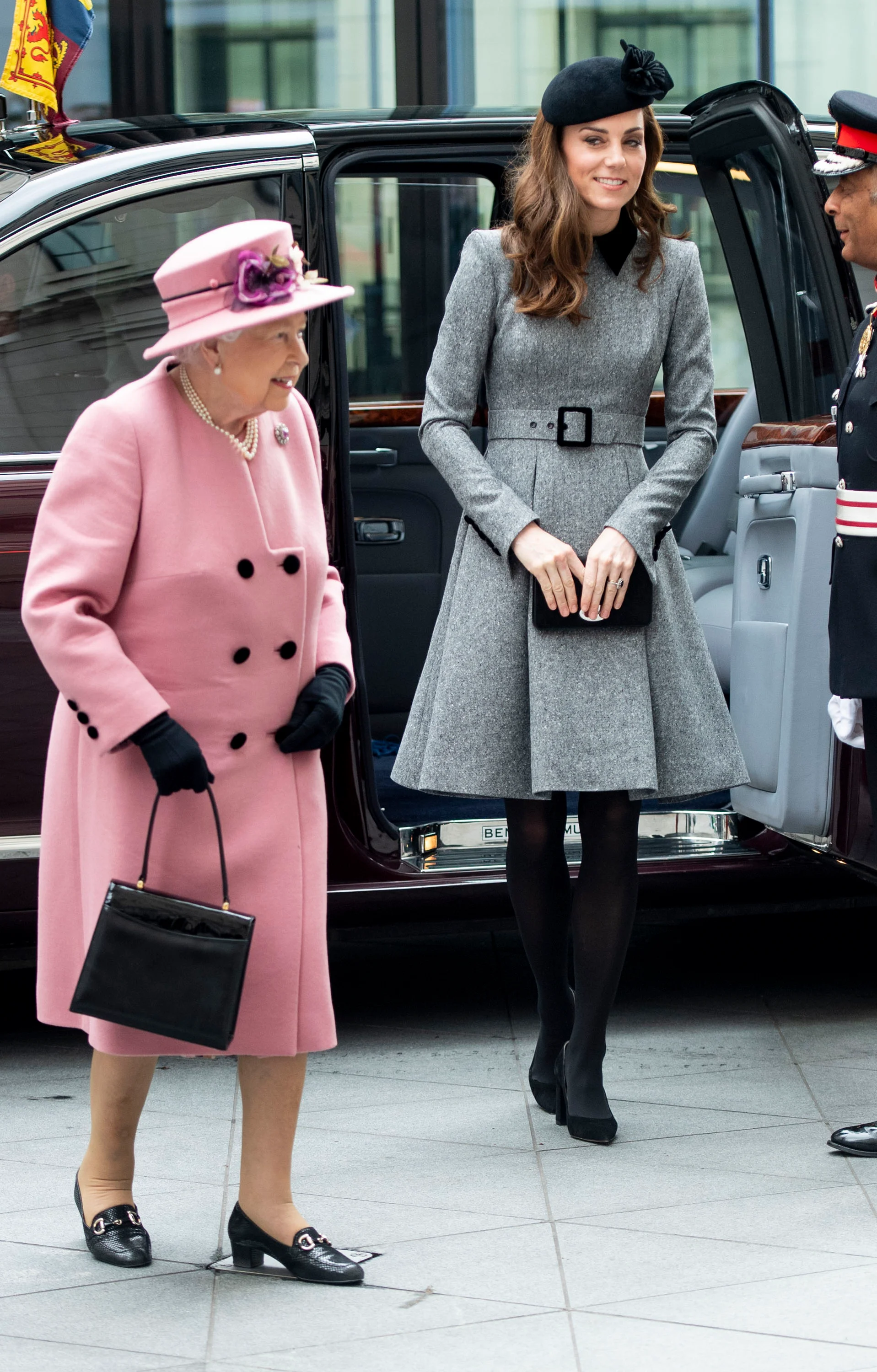 Елизавета II и Кейт Миддлтон впервые вдвоем вышли на публику - фото 425734