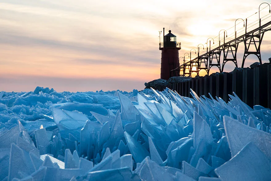Лед на озере Мичиган начал таять и превратил его в сюрреалистическую картину - фото 426266