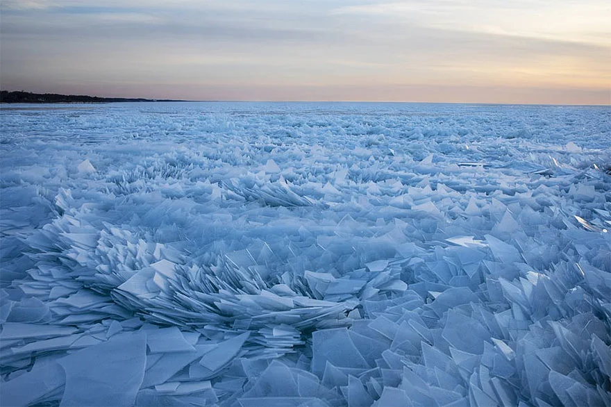 Лед на озере Мичиган начал таять и превратил его в сюрреалистическую картину - фото 426267