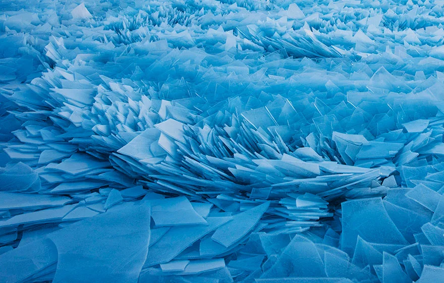Лед на озере Мичиган начал таять и превратил его в сюрреалистическую картину - фото 426268