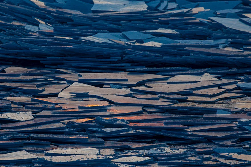 Лед на озере Мичиган начал таять и превратил его в сюрреалистическую картину - фото 426269