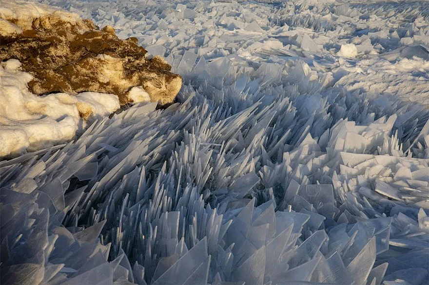 Лед на озере Мичиган начал таять и превратил его в сюрреалистическую картину - фото 426270
