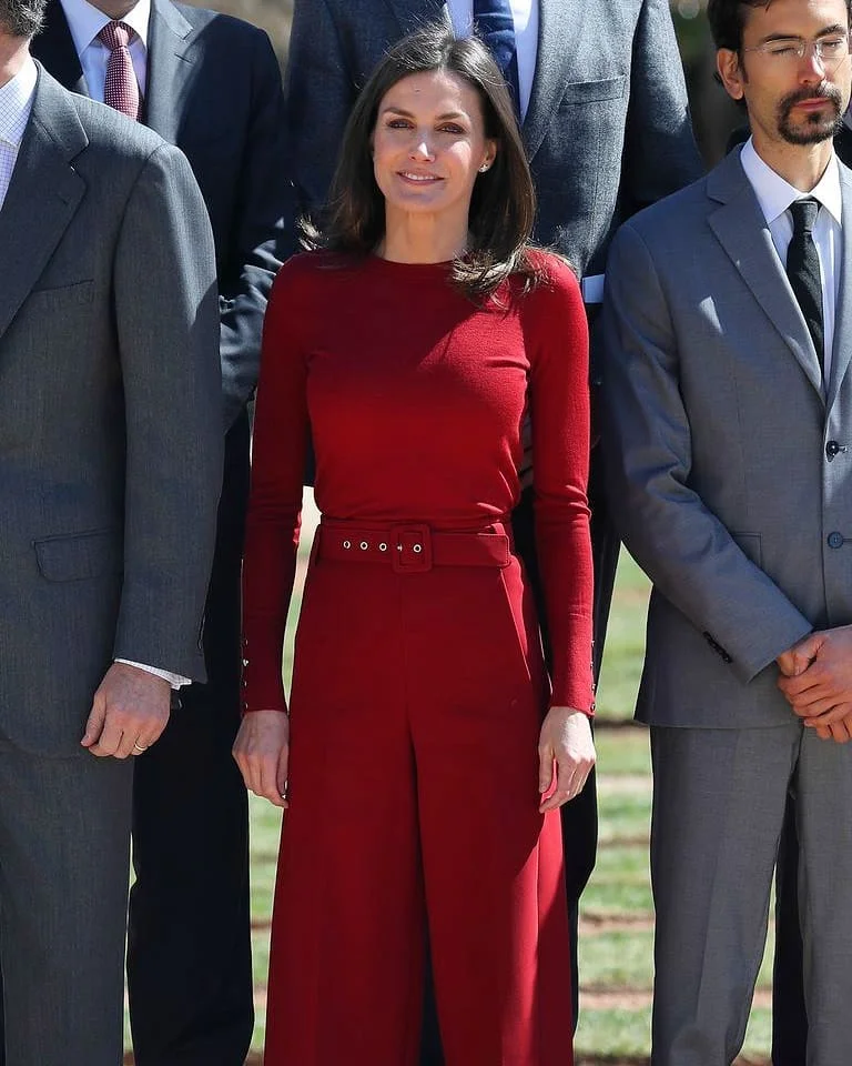 Королева Іспанії показала, як стильно носити total look - фото 426278
