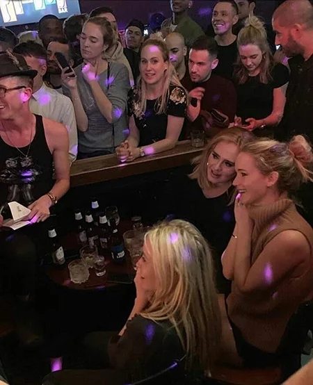 Пьяная Адель на полу, а Дженнифер Лоуренс сверху на ней - как женщины потусили в гей-клубе - фото 426517