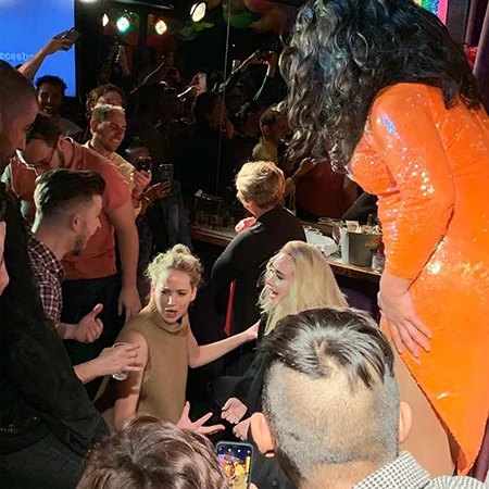 Пьяная Адель на полу, а Дженнифер Лоуренс сверху на ней - как женщины потусили в гей-клубе - фото 426519