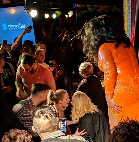 Пьяная Адель на полу, а Дженнифер Лоуренс сверху на ней - как женщины потусили в гей-клубе - фото 426520