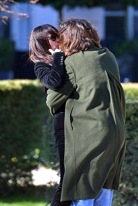 Это любовь: Монику Беллуччи и ее бойфренда застукали за поцелуями в Париже - фото 426536