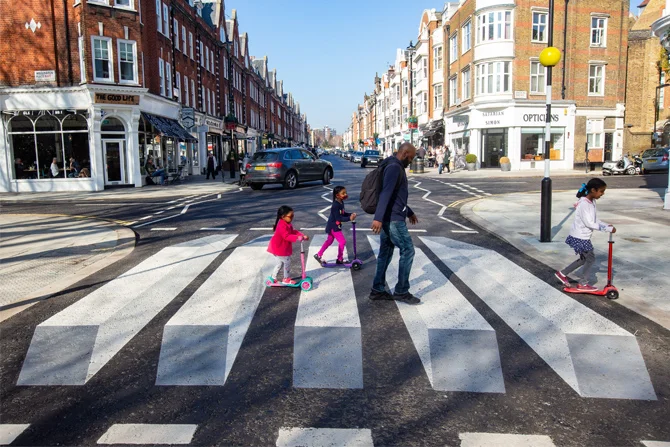 В Лондоне появился необычный пешеходный переход в виде 3D-зебры - фото 426544