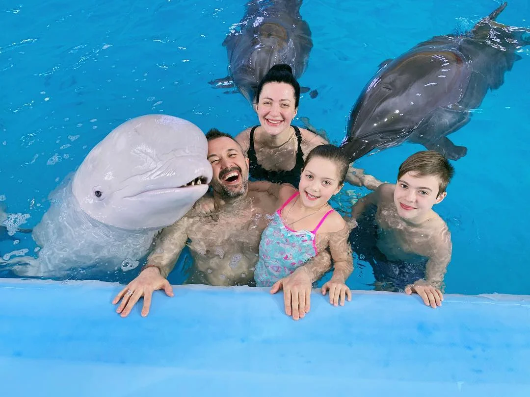 Сергей Бабкин вместе с беременной женой и детьми радостно позирует в кругу дельфинчиков - фото 426572