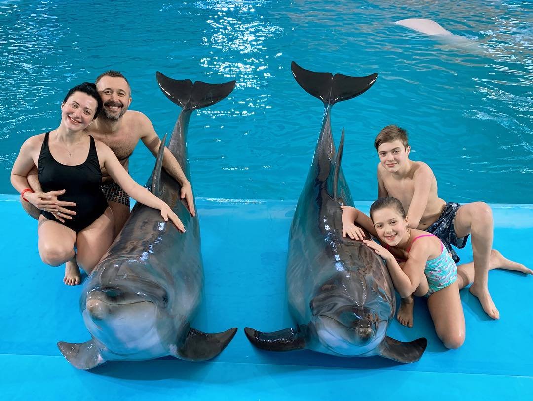 Сергей Бабкин вместе с беременной женой и детьми радостно позирует в кругу дельфинчиков - фото 426574