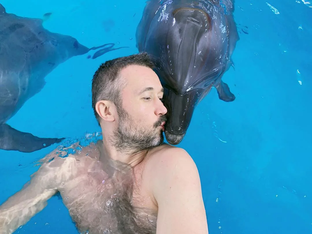 Сергій Бабкін разом з вагітною дружиною та дітьми радісно позує в колі дельфінчиків - фото 426575