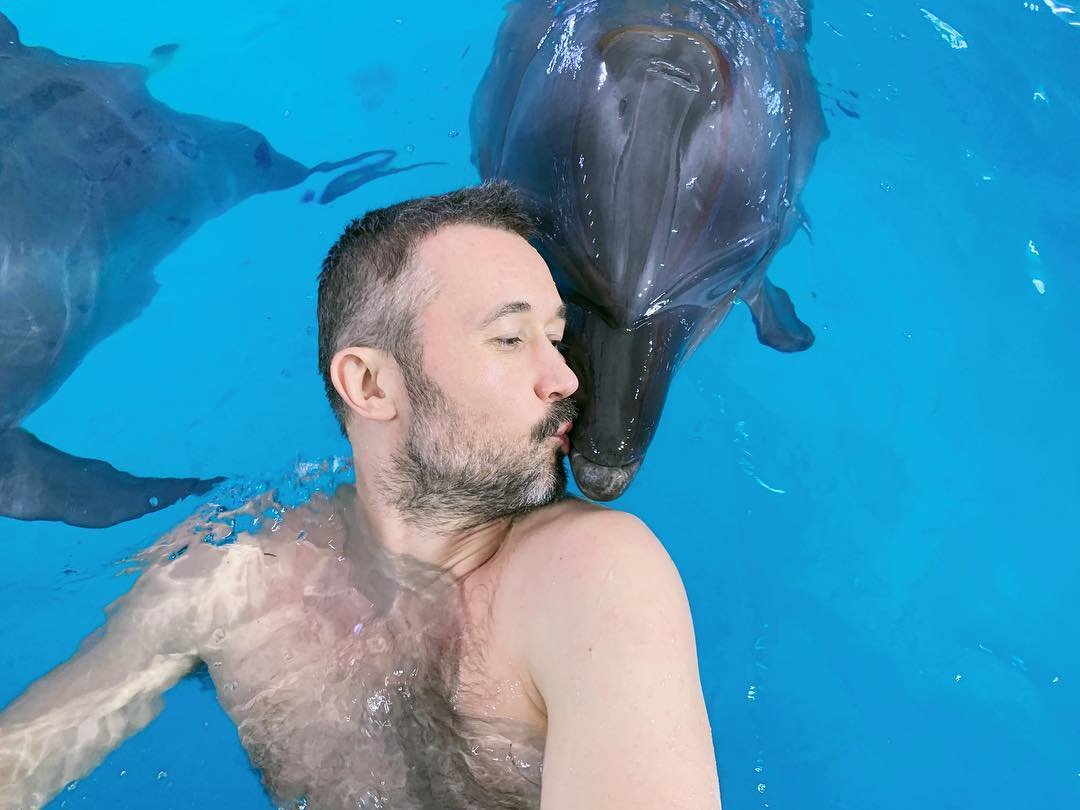 Сергей Бабкин вместе с беременной женой и детьми радостно позирует в кругу дельфинчиков - фото 426575
