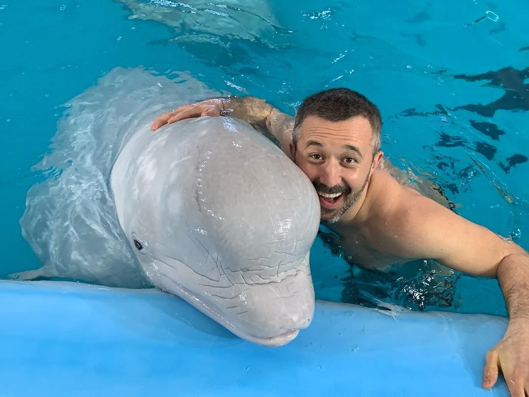 Сергій Бабкін разом з вагітною дружиною та дітьми радісно позує в колі дельфінчиків - фото 426576