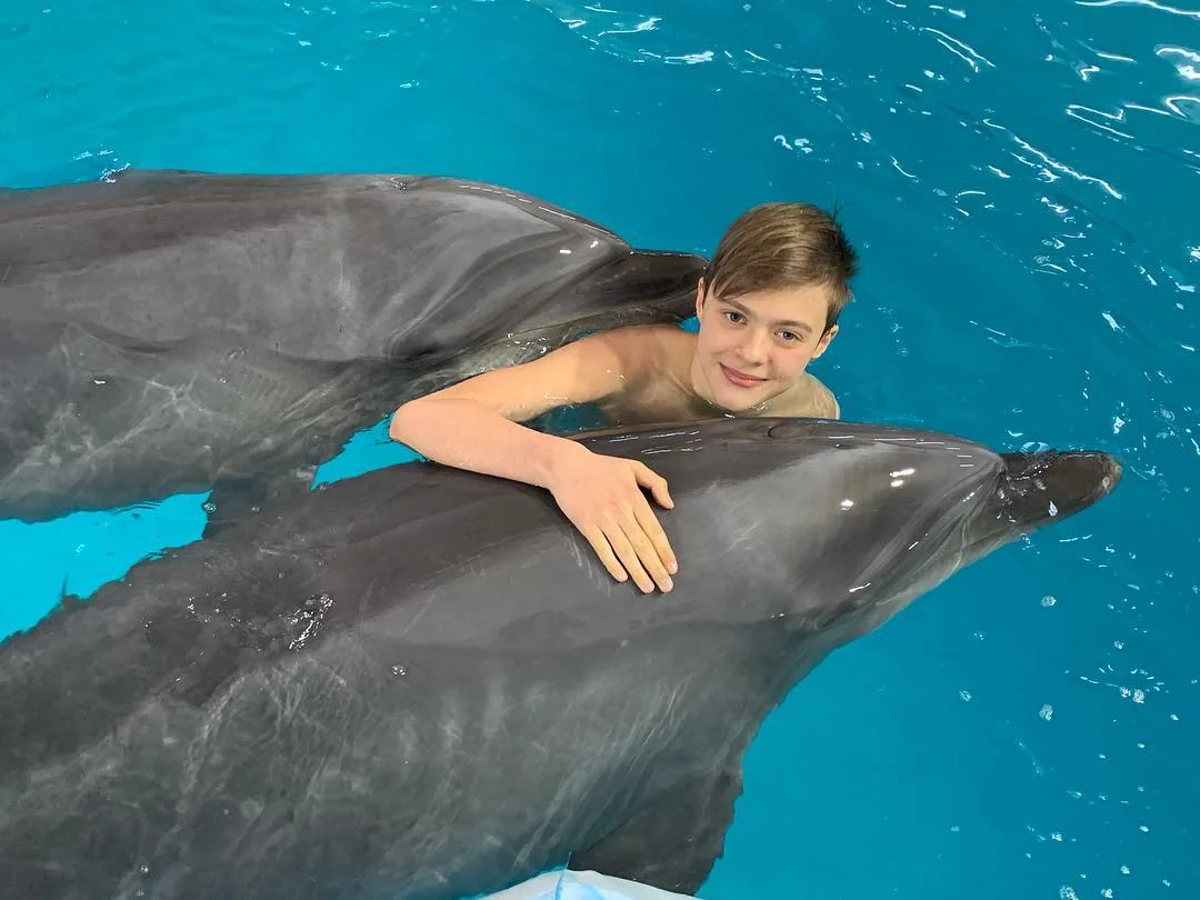 Сергей Бабкин вместе с беременной женой и детьми радостно позирует в кругу дельфинчиков - фото 426577