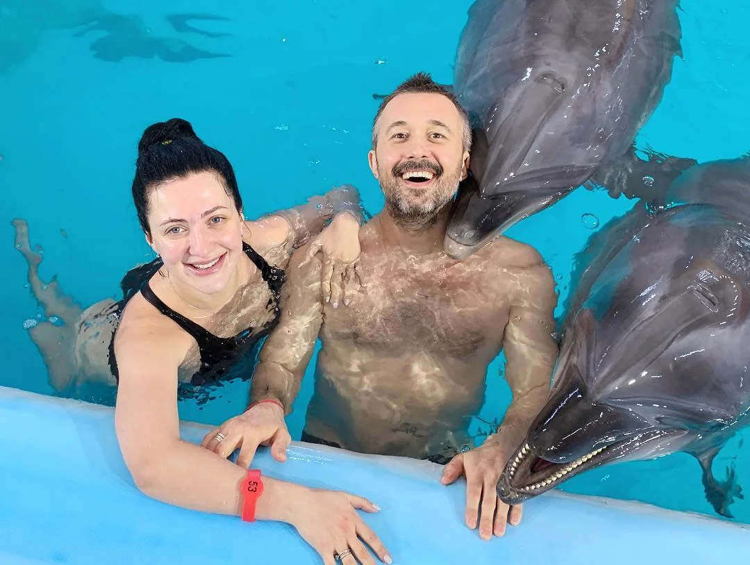 Сергій Бабкін разом з вагітною дружиною та дітьми радісно позує в колі дельфінчиків - фото 426579