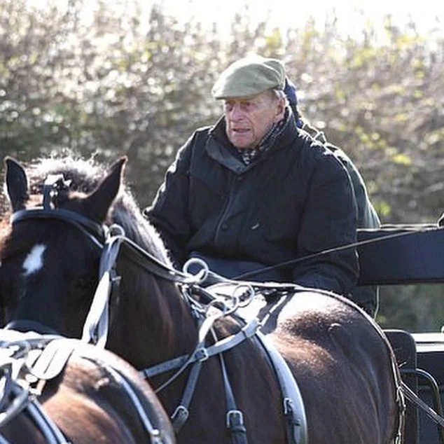 В свои 97 принц Филипп пересел с машины на коня, и это бомбические фото - фото 426789