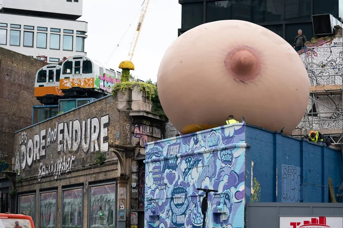 Лондон украсили четыре гигантские и такие эротические скульптуры женской груди - фото 427290