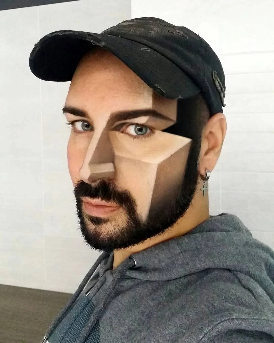 Мужчина делает нереальный макияж, который похож на оптическую иллюзию - фото 427342