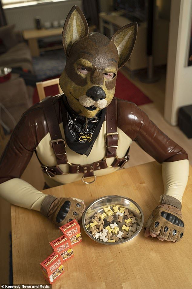 В Британии живет мужчина, который считает себя собакой - фото 427843