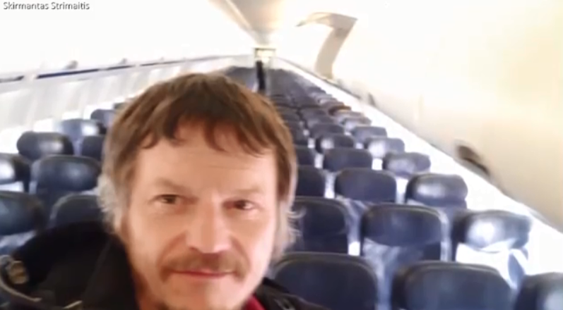 Мужчина купил счастливый билет и летел один в пассажирском самолете - фото 427861