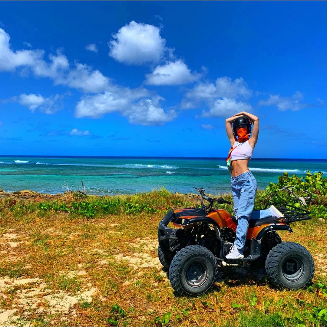 Закохані Белла Хадід і The Weeknd заінтригували спекотними знімками з Карибських островів - фото 429234