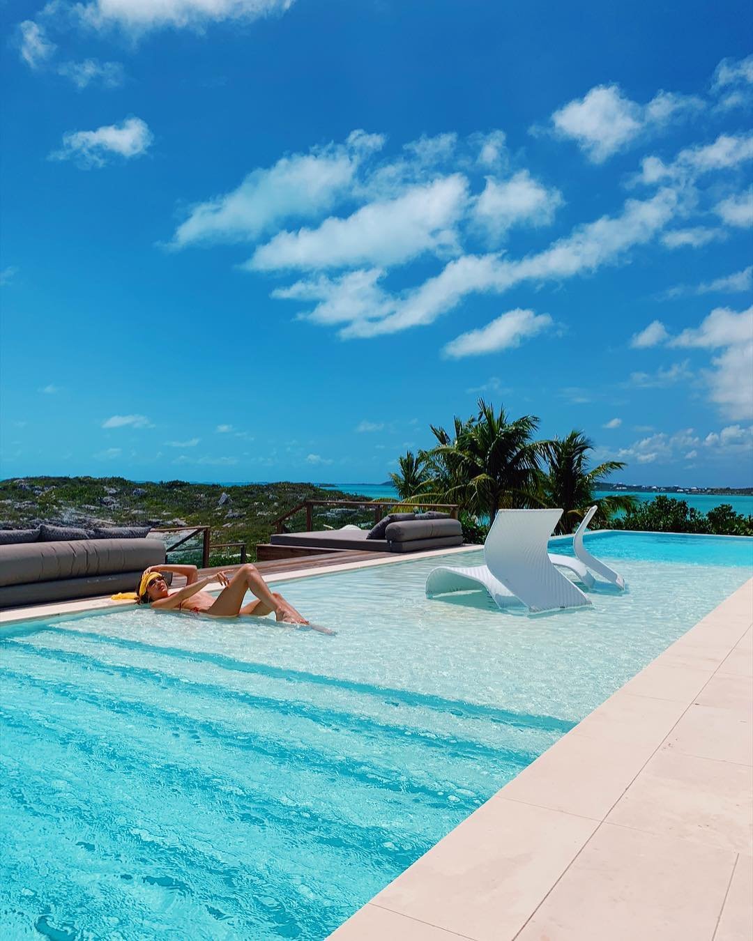 Влюбленные Белла Хадид и The Weeknd заинтриговали жаркими снимками с Карибских островов - фото 429237