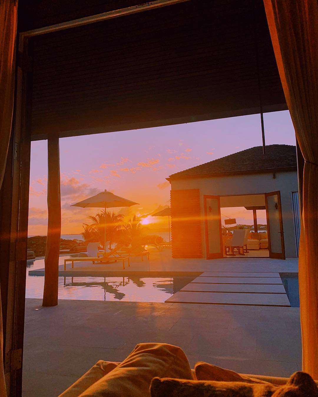 Влюбленные Белла Хадид и The Weeknd заинтриговали жаркими снимками с Карибских островов - фото 429239