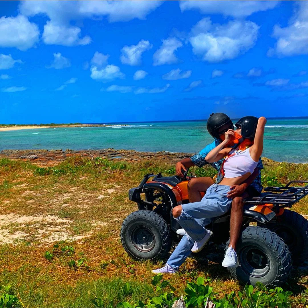 Закохані Белла Хадід і The Weeknd заінтригували спекотними знімками з Карибських островів - фото 429241