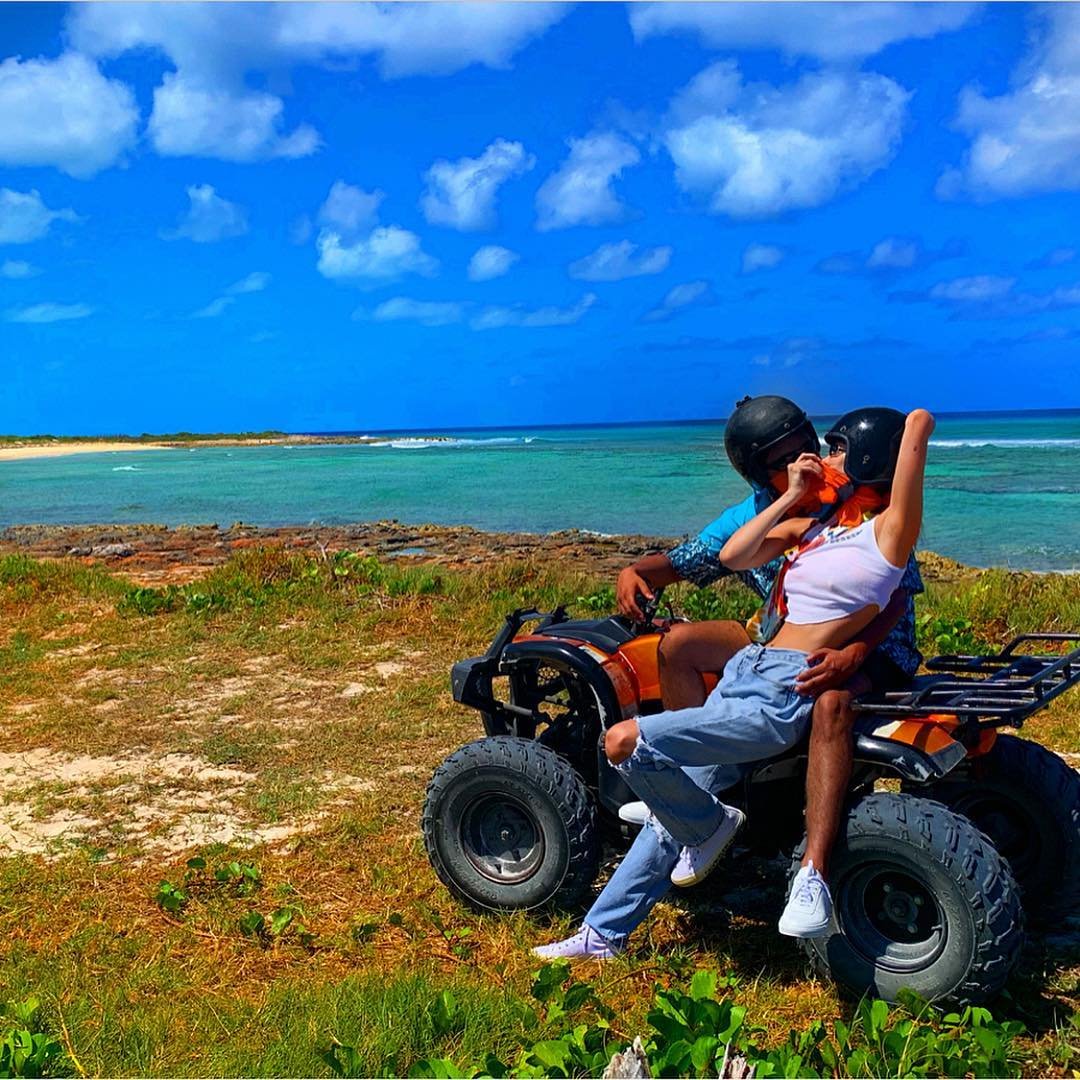Влюбленные Белла Хадид и The Weeknd заинтриговали жаркими снимками с Карибских островов - фото 429241