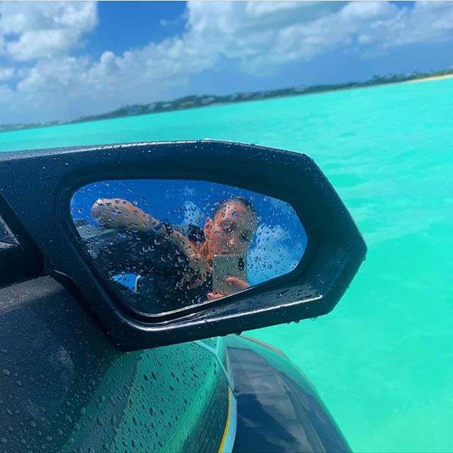 Закохані Белла Хадід і The Weeknd заінтригували спекотними знімками з Карибських островів - фото 429242